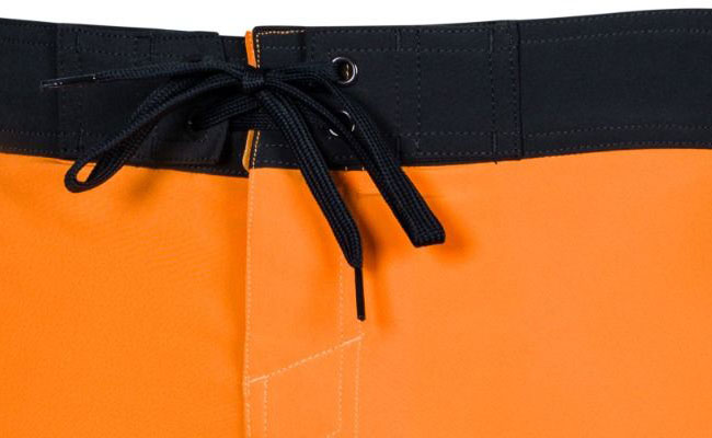 Orange/sorte herre badeshorts med snørre ved livet